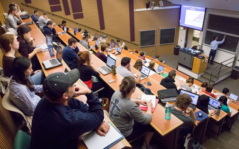En typisk föreläsningssal på college, allt från 20 till 100 studenter.
