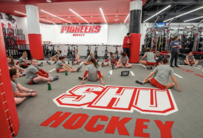 Hockeyspelare på SHU som har ett gympass med laget.