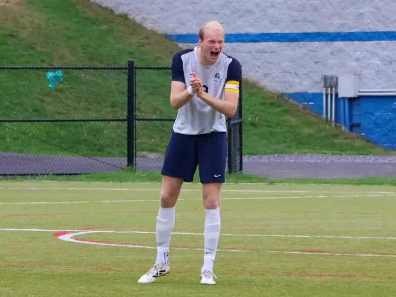 Mittbacken Martin Donnér gjorde sitt andra mål för säsongen när han räddade en poäng till sitt Mount Aloysius College med ett 3-3 mål i den 86:e minuten. 