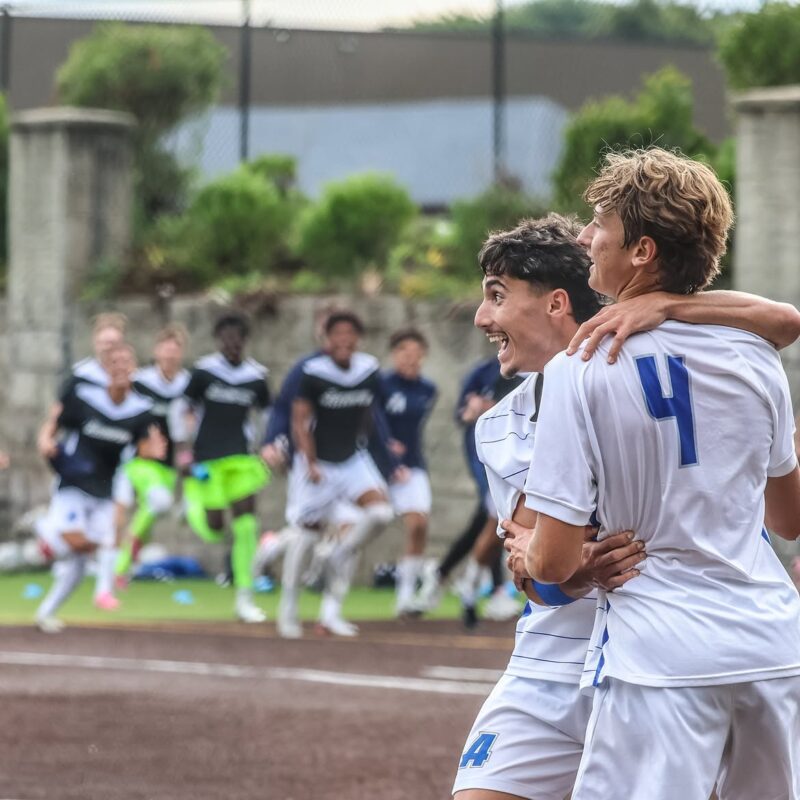 Ludvig Svegart i firandet efter hans 2-1 mål för sitt Assumption University under veckan.