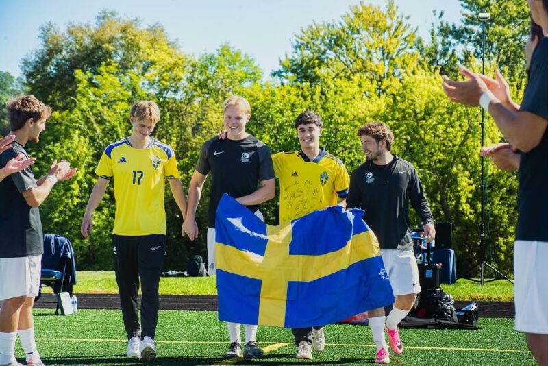 Isak Oja Eriksson (mitten) i samband med sin avtackning på Judson University. Under förra veckan kom även hans första mål på college. 